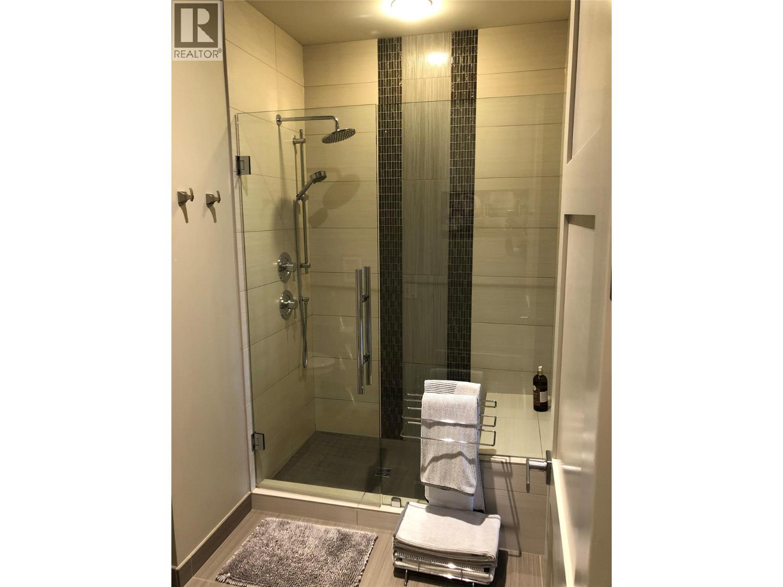  3990 Fairwinds Court, Kelowna