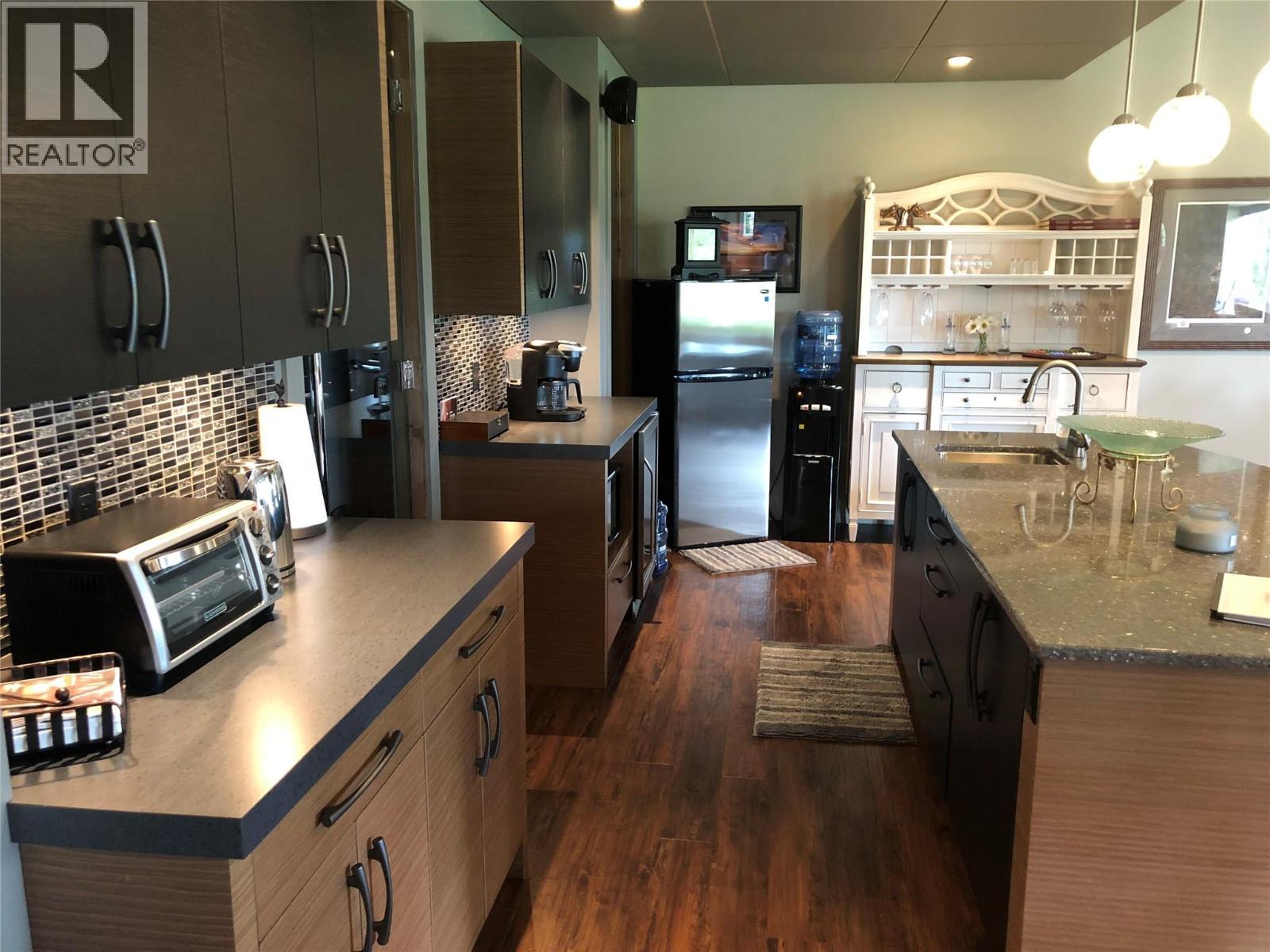  3990 Fairwinds Court, Kelowna