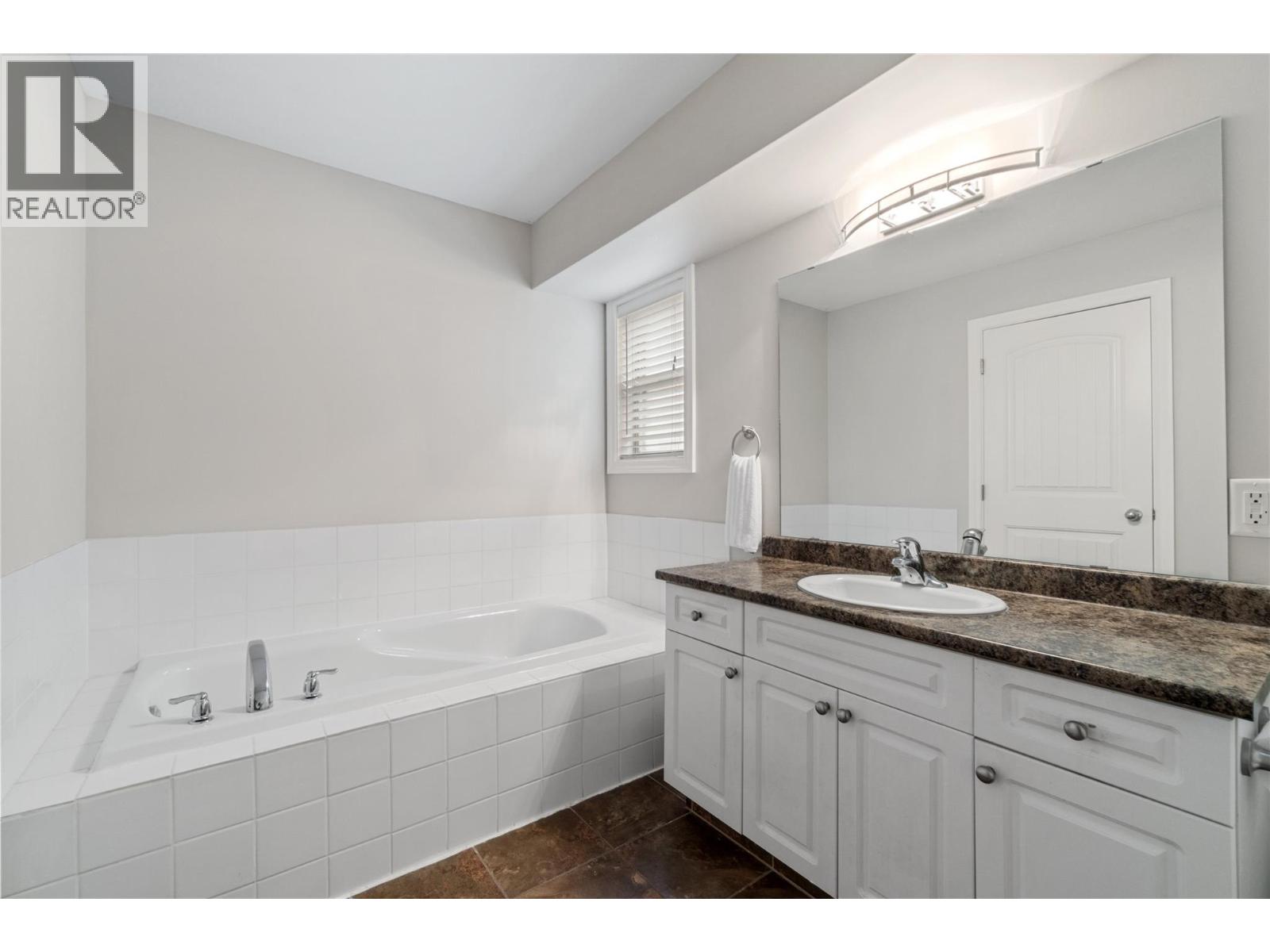 2042 Moonbeam Close, West Kelowna