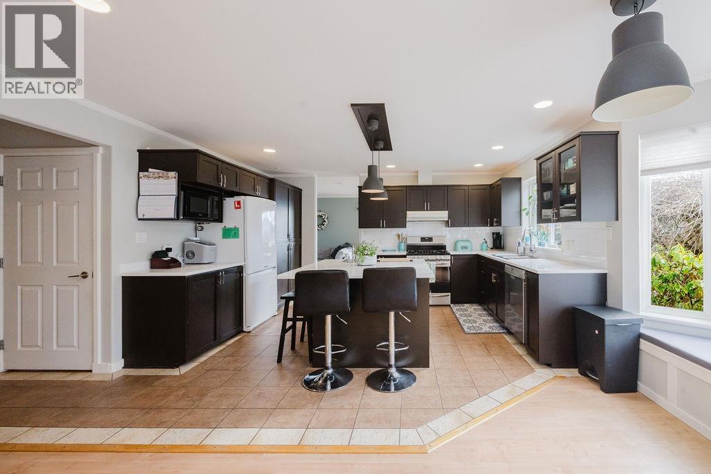 835 AURORA WAY, Gibsons