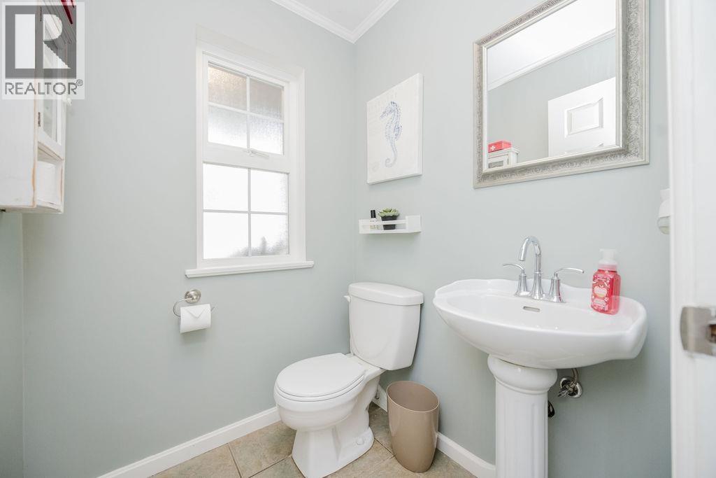 835 AURORA WAY, Gibsons