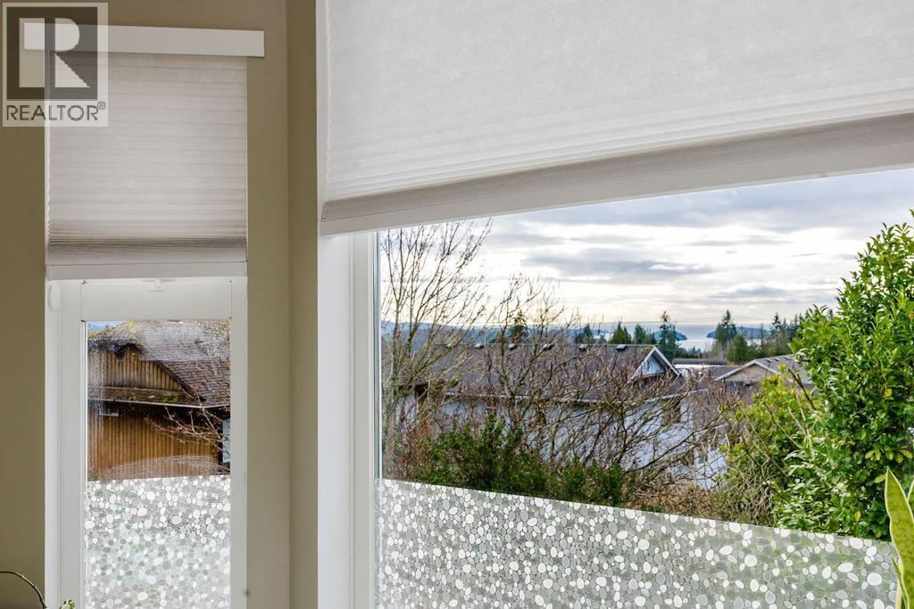 835 AURORA WAY, Gibsons