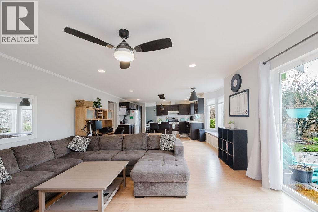 835 AURORA WAY, Gibsons