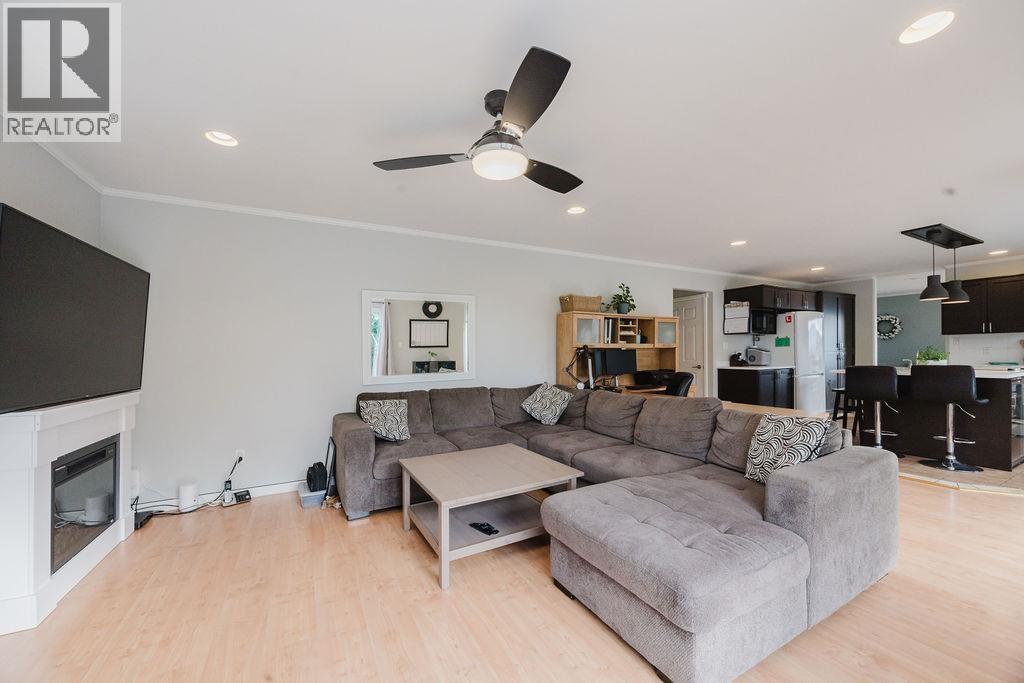 835 AURORA WAY, Gibsons