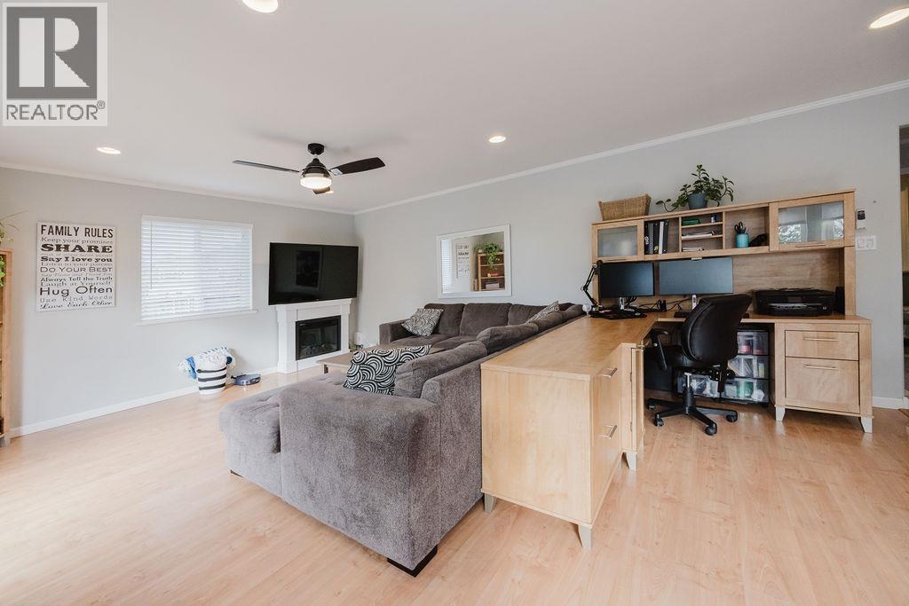 835 AURORA WAY, Gibsons