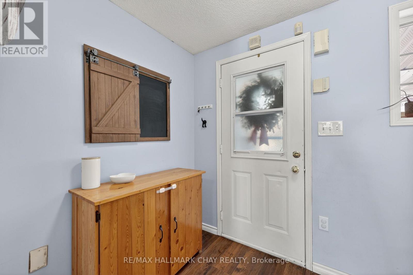 8 LEE CRESCENT - Photo 3 of 22, Barrie (Holly), Ontario