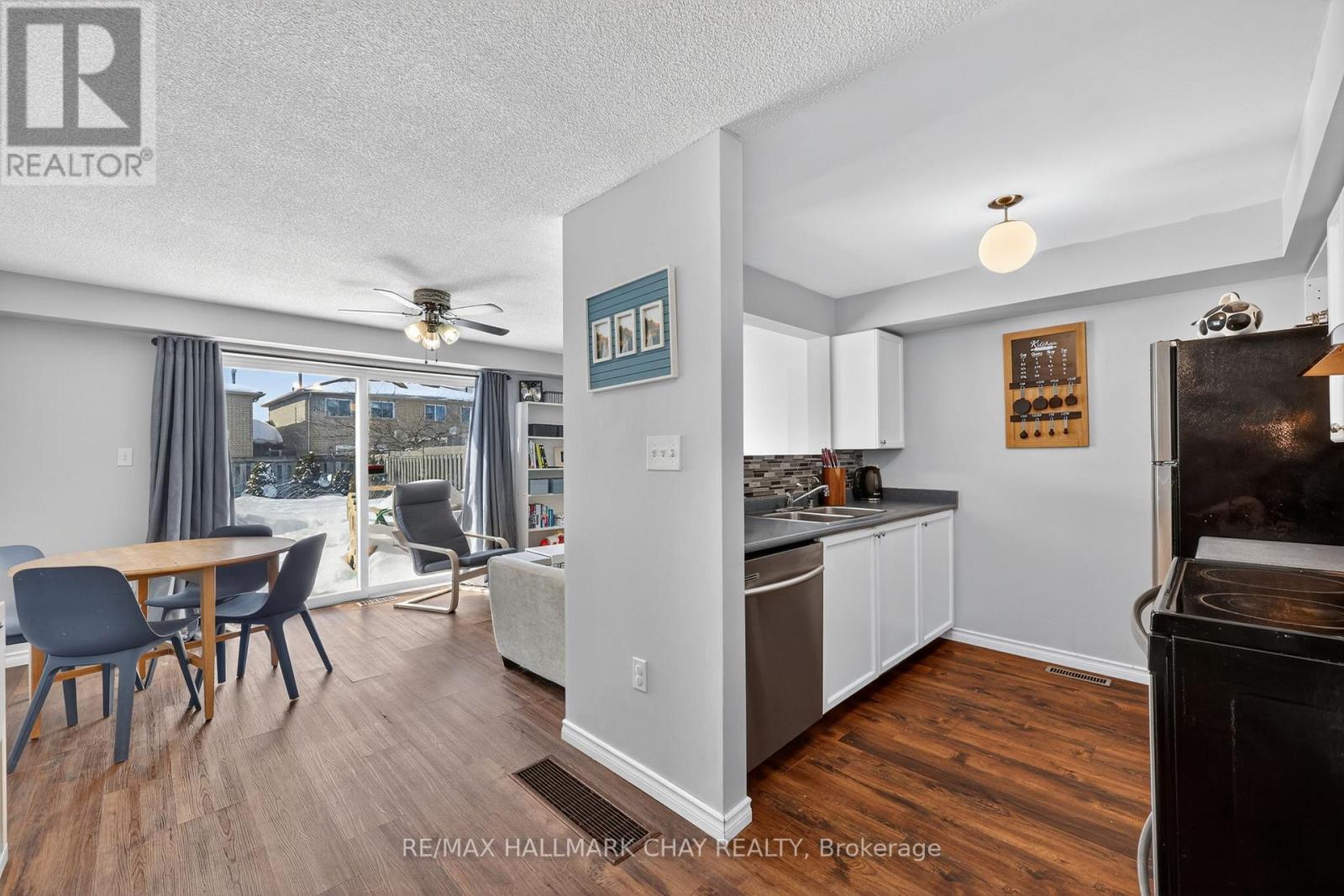 8 LEE CRESCENT - Photo 4 of 22, Barrie (Holly), Ontario