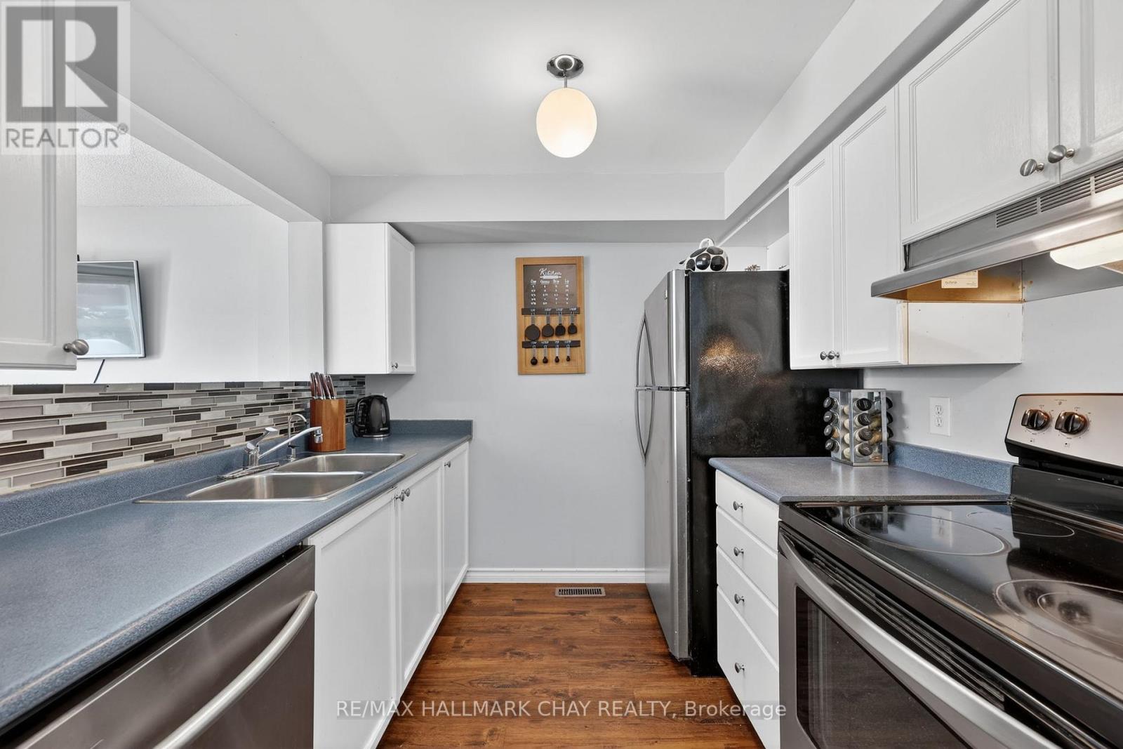 8 LEE CRESCENT - Photo 5 of 22, Barrie (Holly), Ontario