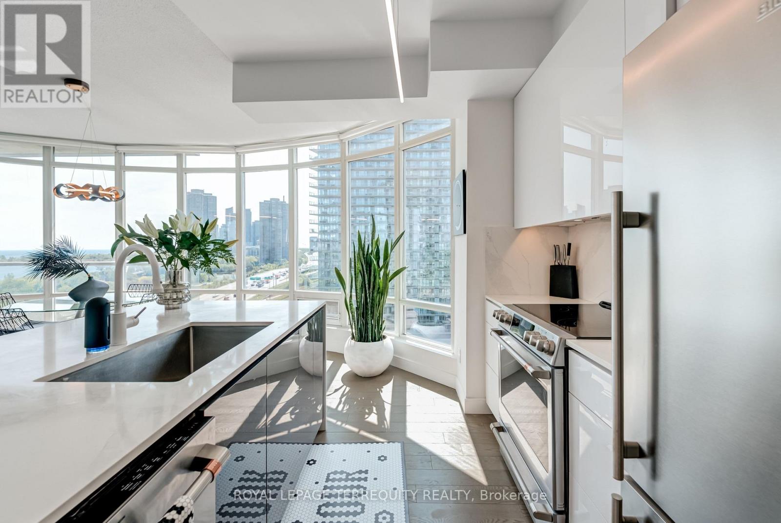 1210 - 15 WINDERMERE AVENUE - Photo 4 of 39, Toronto (High Park-Swansea), Ontario