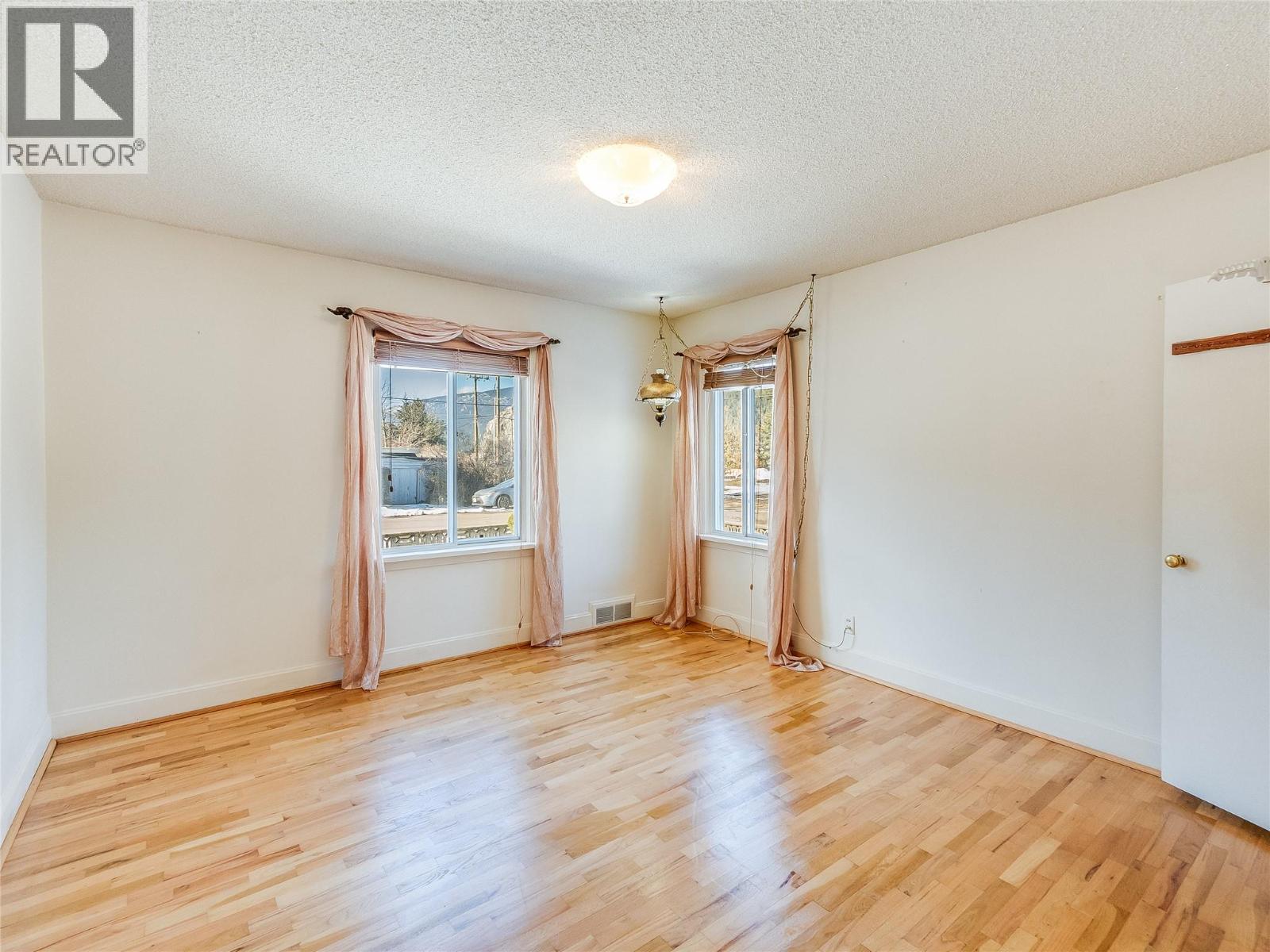 101 10th Avenue, Castlegar
