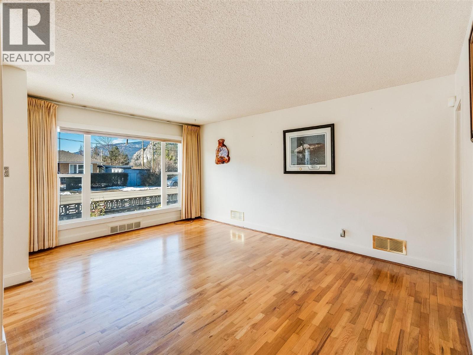 101 10th Avenue, Castlegar