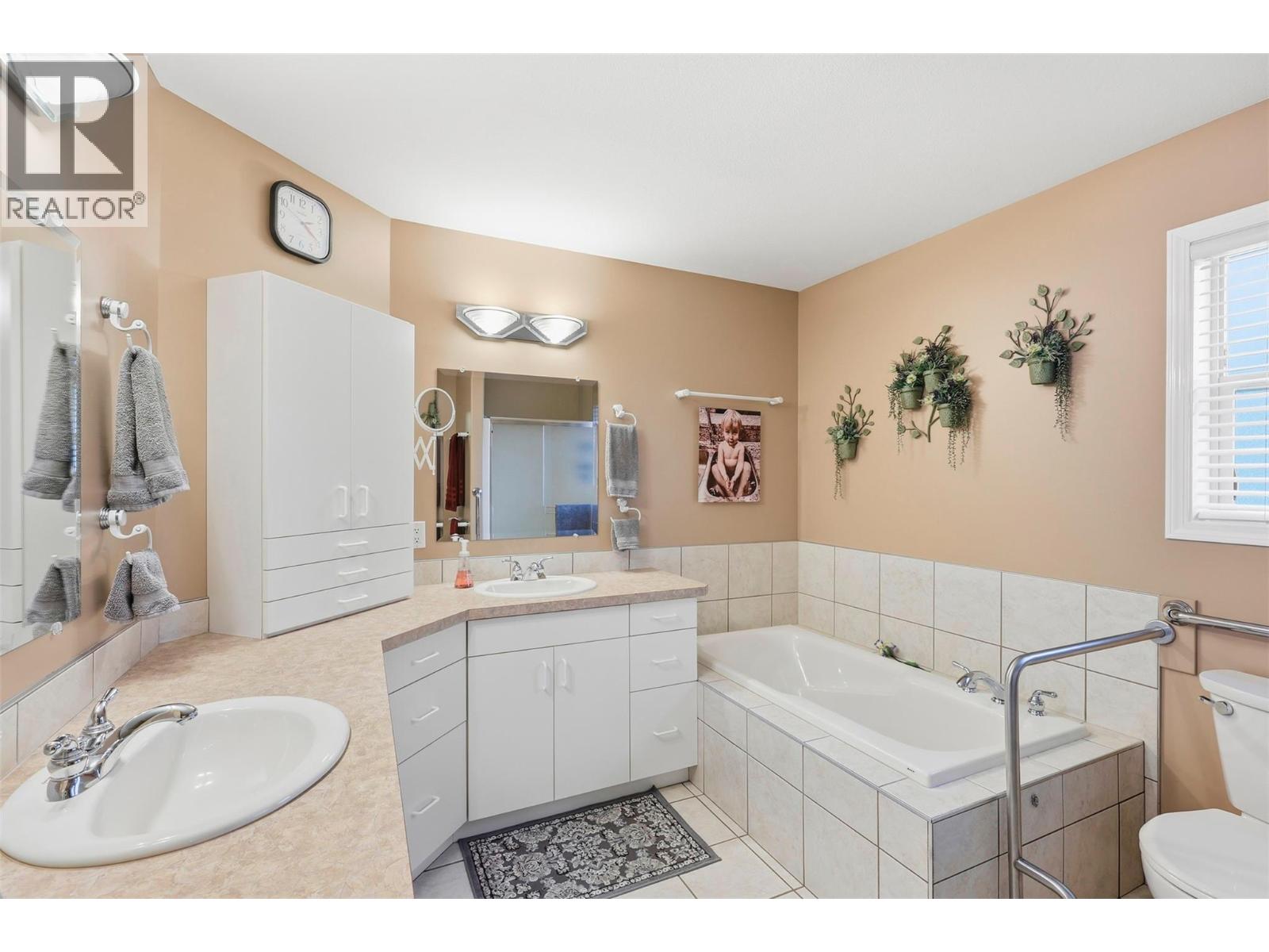  413 Nueva Wynd, Kamloops