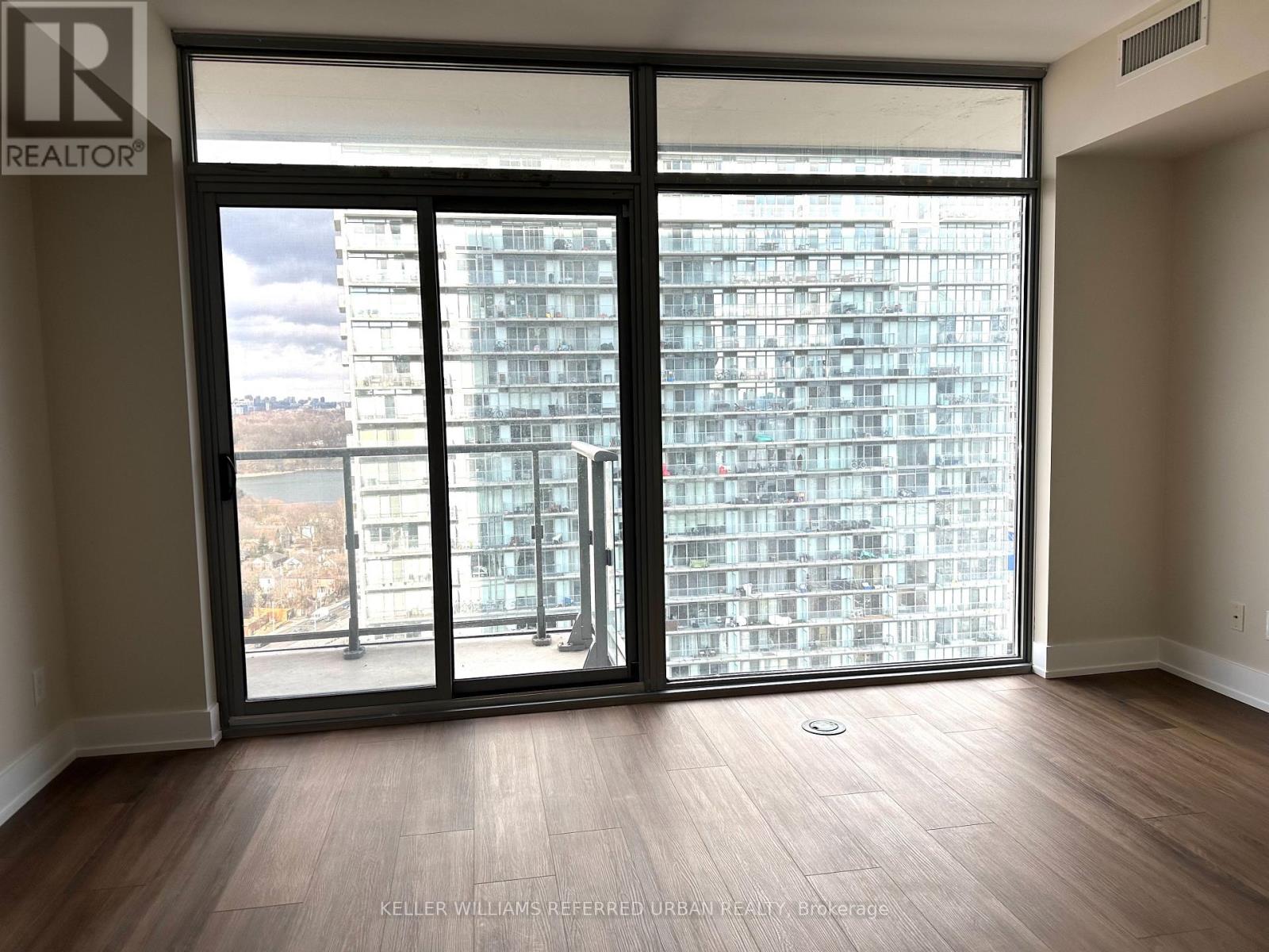 1913 - 105 THE QUEENSWAY - Photo 4 of 15, Toronto (High Park-Swansea), Ontario