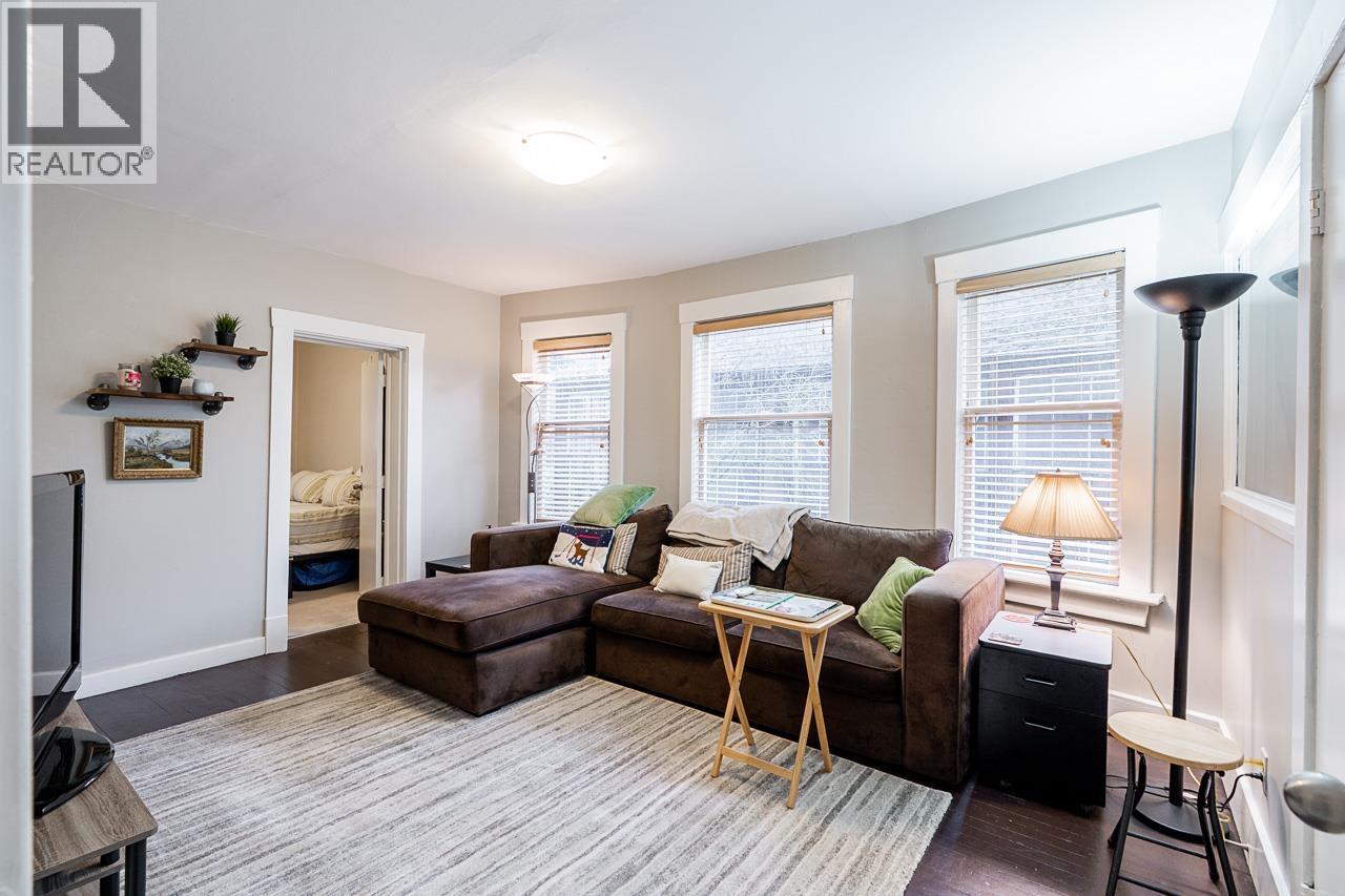 967 W 8TH AVENUE, Vancouver