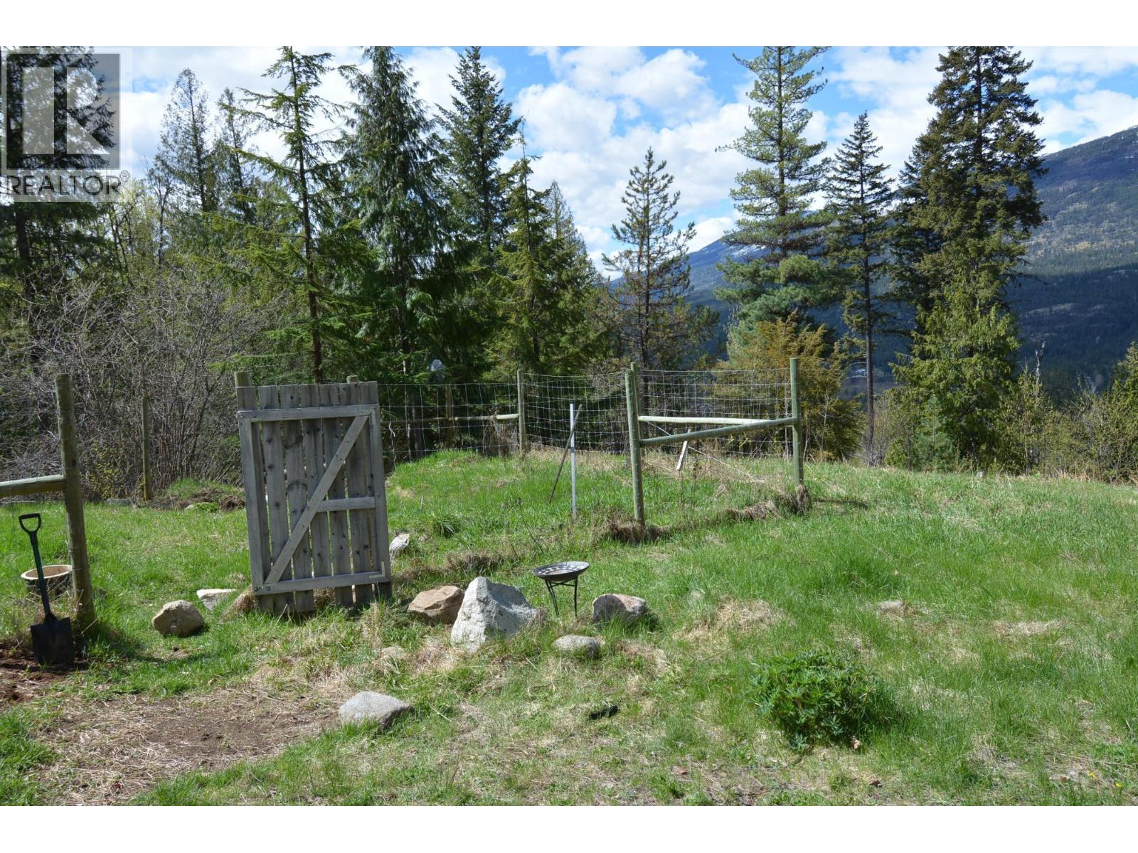 8907 MARTENS Road, Slocan