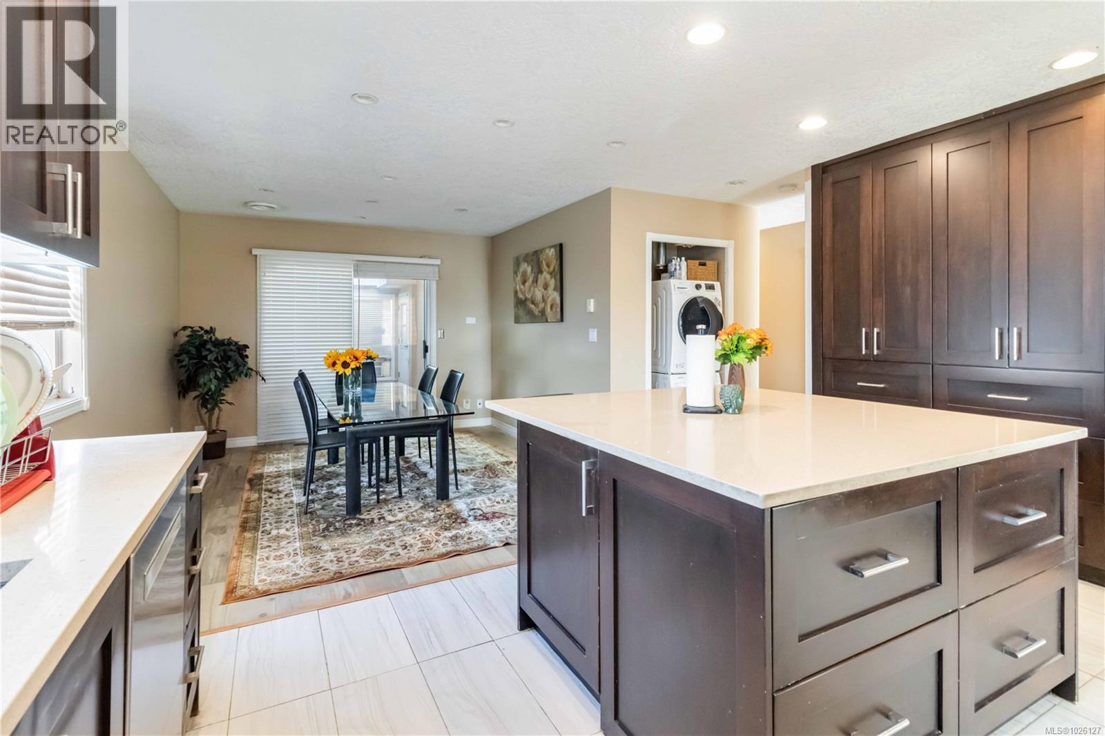  886 Lodi Avenue, Saanich