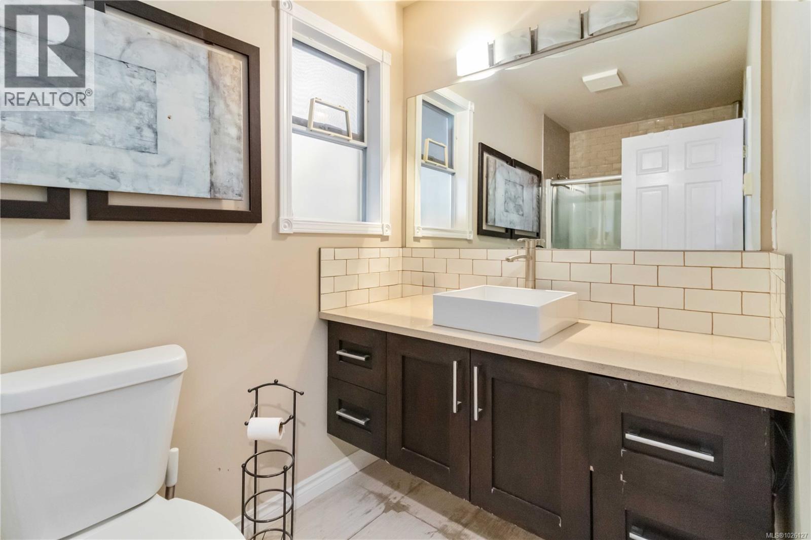  886 Lodi Avenue, Saanich