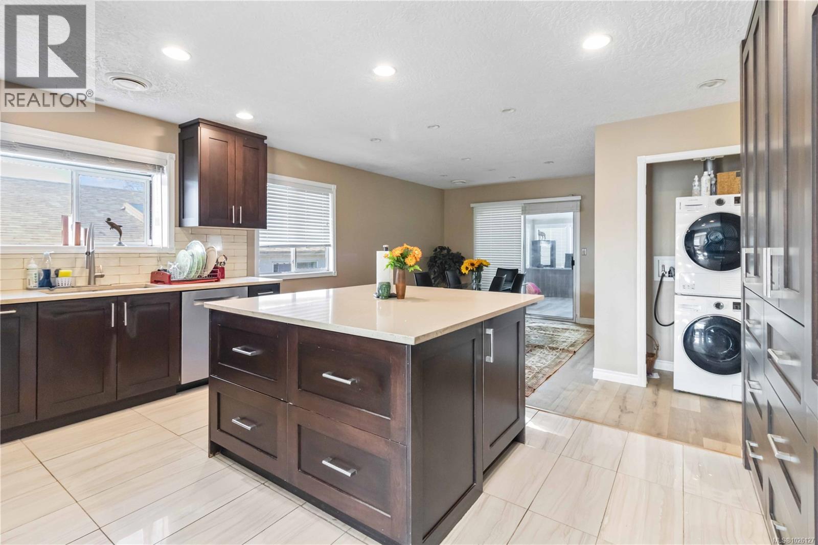  886 Lodi Avenue, Saanich