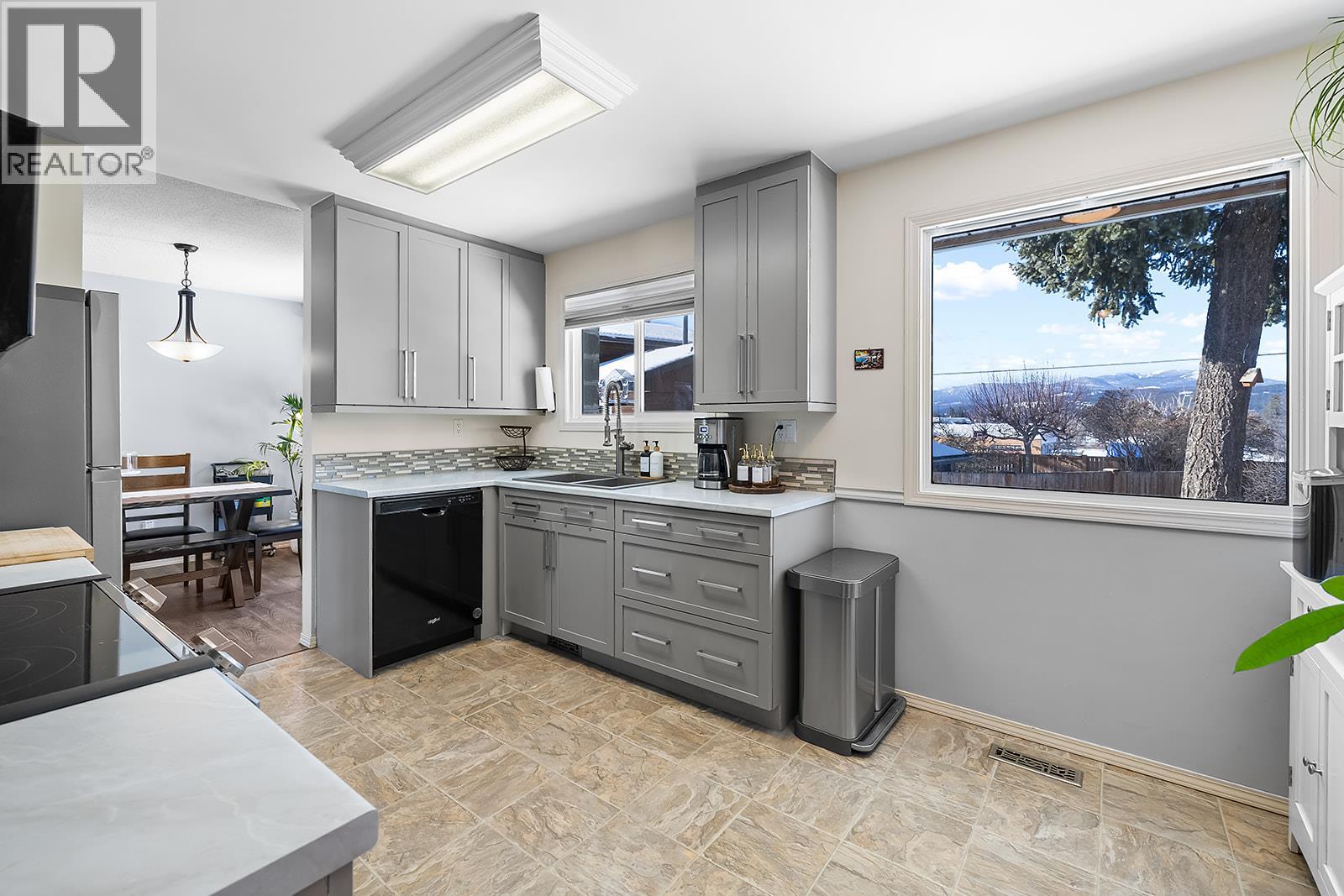 2708 2A Street S, Cranbrook