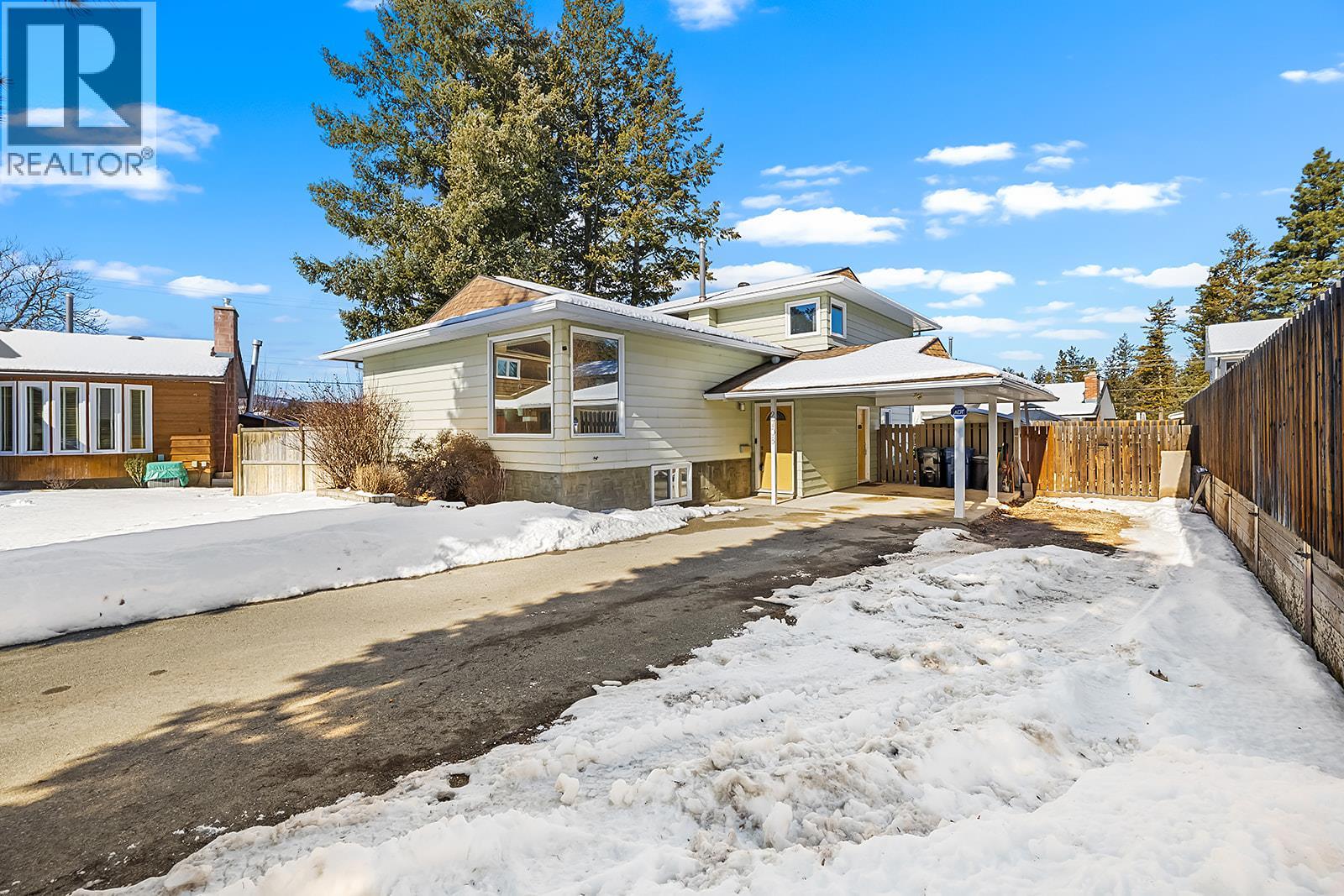 2708 2A Street S, Cranbrook