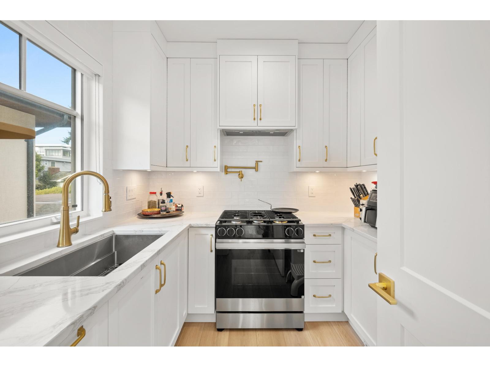 1113 DOLPHIN STREET, White Rock