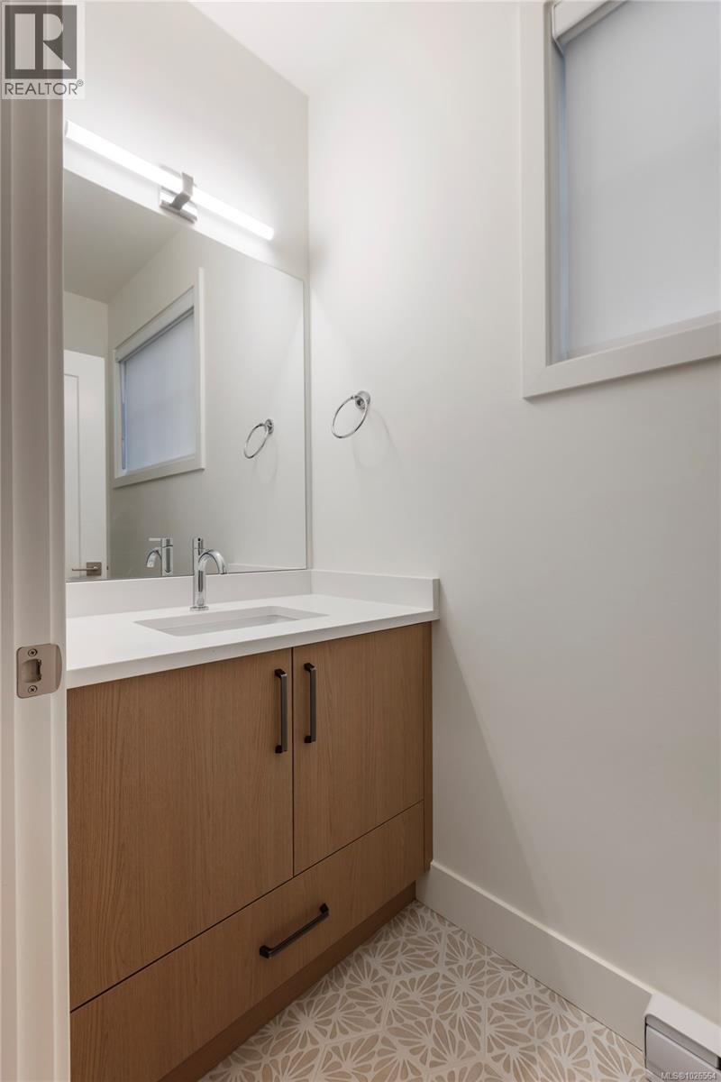 2 990 McBriar Avenue, Saanich