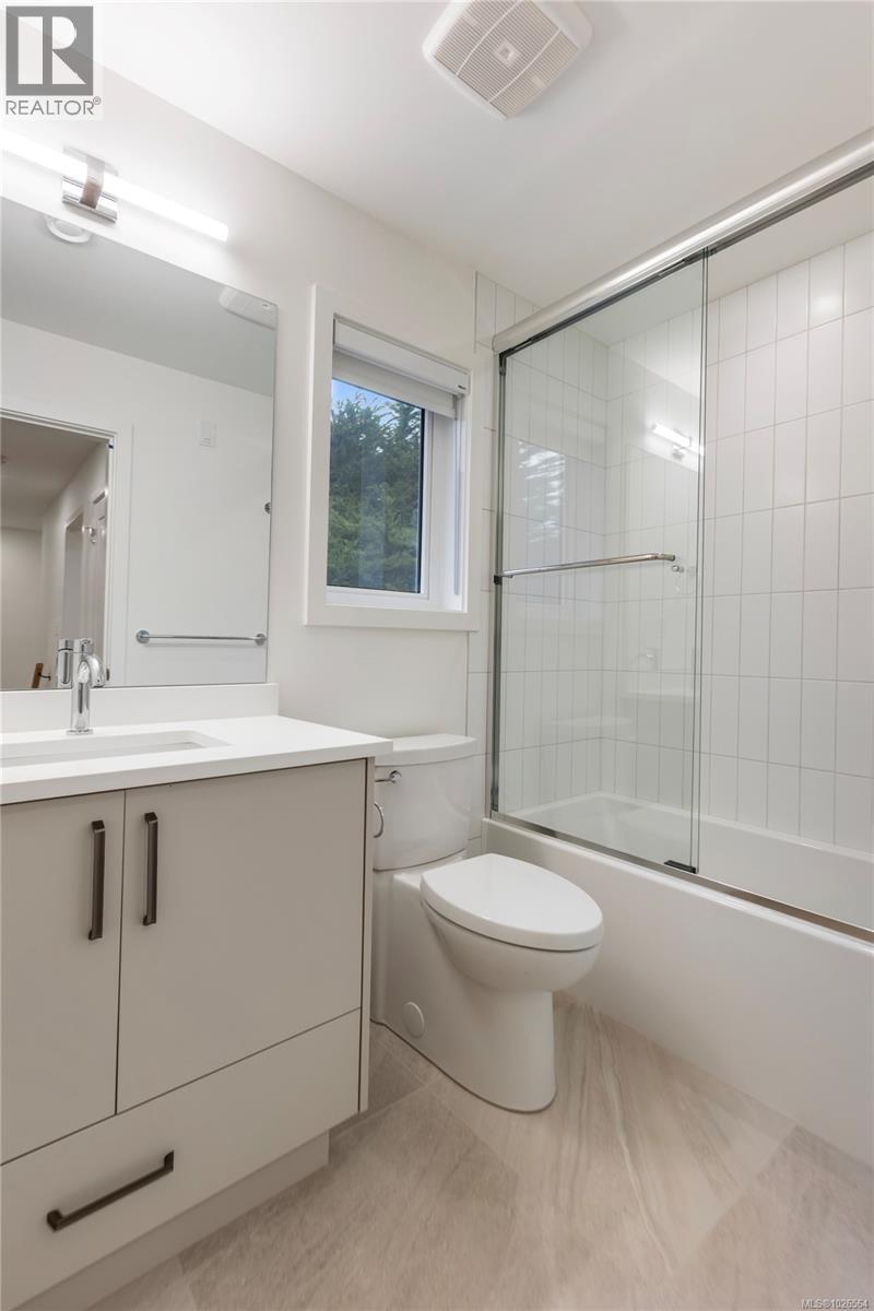 2 990 McBriar Avenue, Saanich