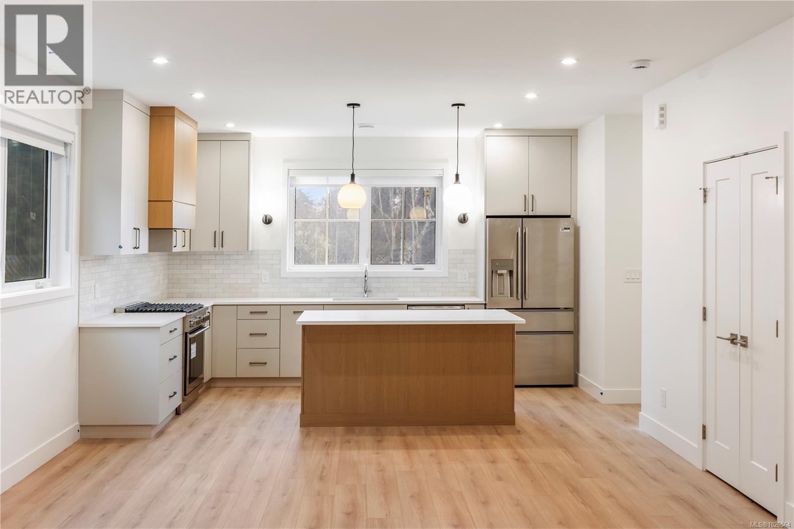 2 990 McBriar Avenue, Saanich