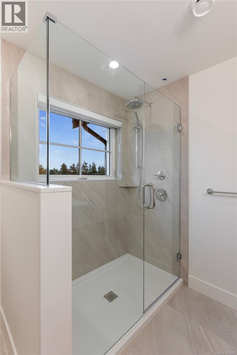 2 990 McBriar Avenue, Saanich