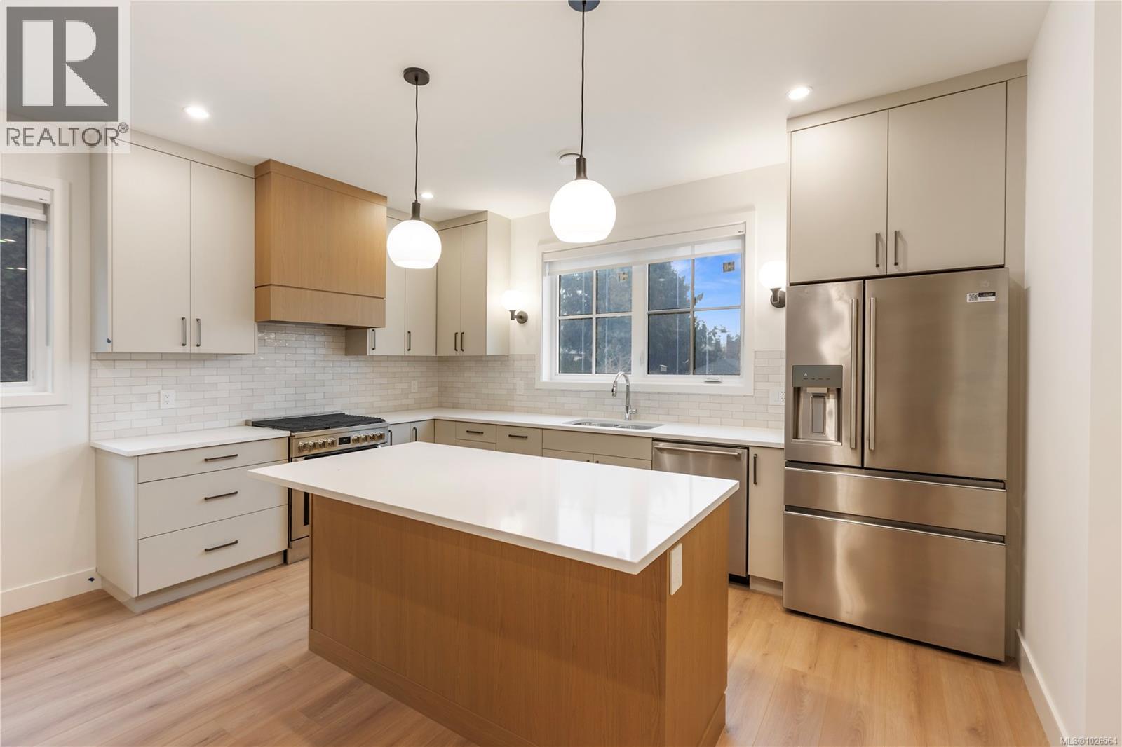 2 990 McBriar Avenue, Saanich