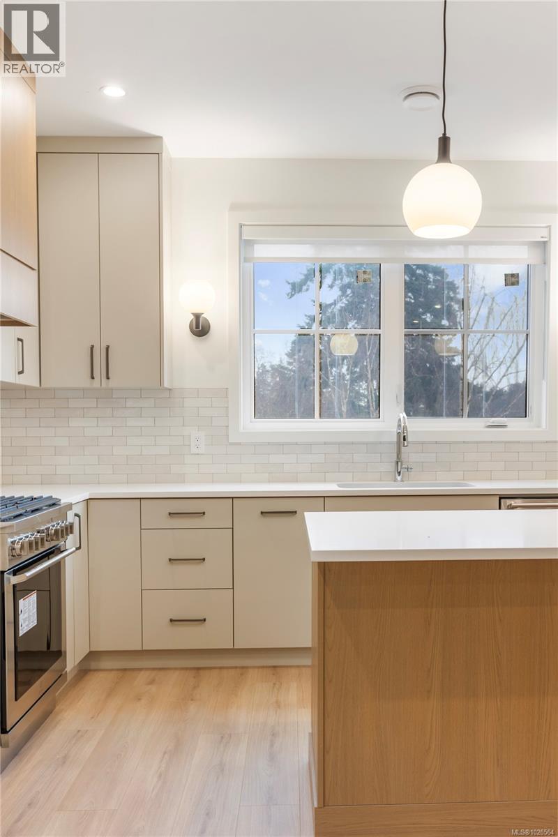 2 990 McBriar Avenue, Saanich