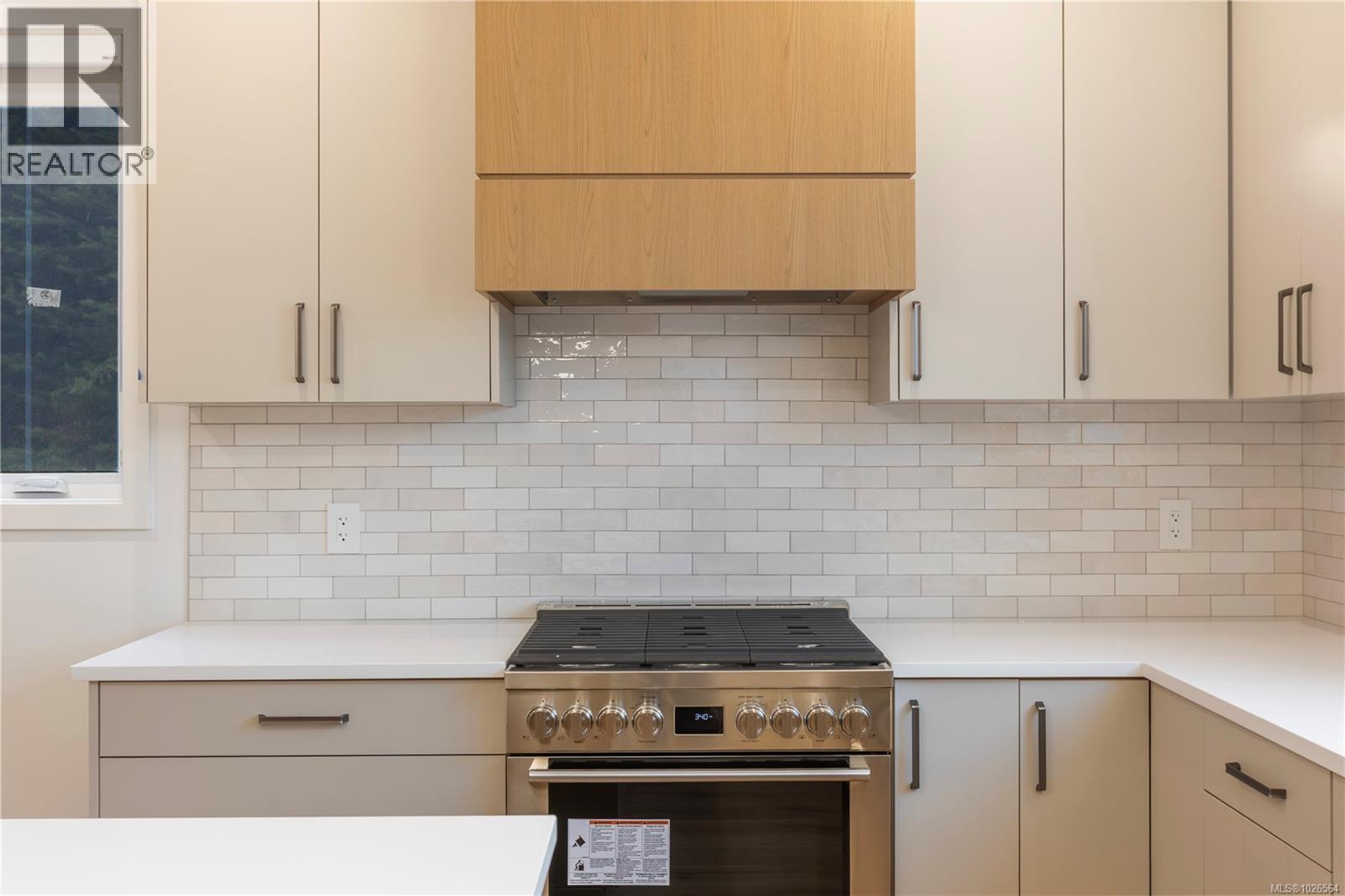 2 990 McBriar Avenue, Saanich