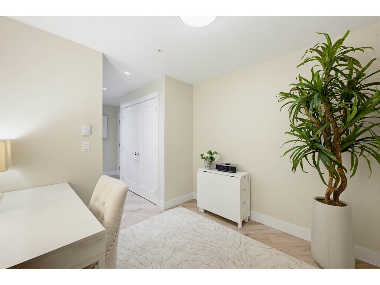 208 14855 THRIFT AVENUE, White Rock