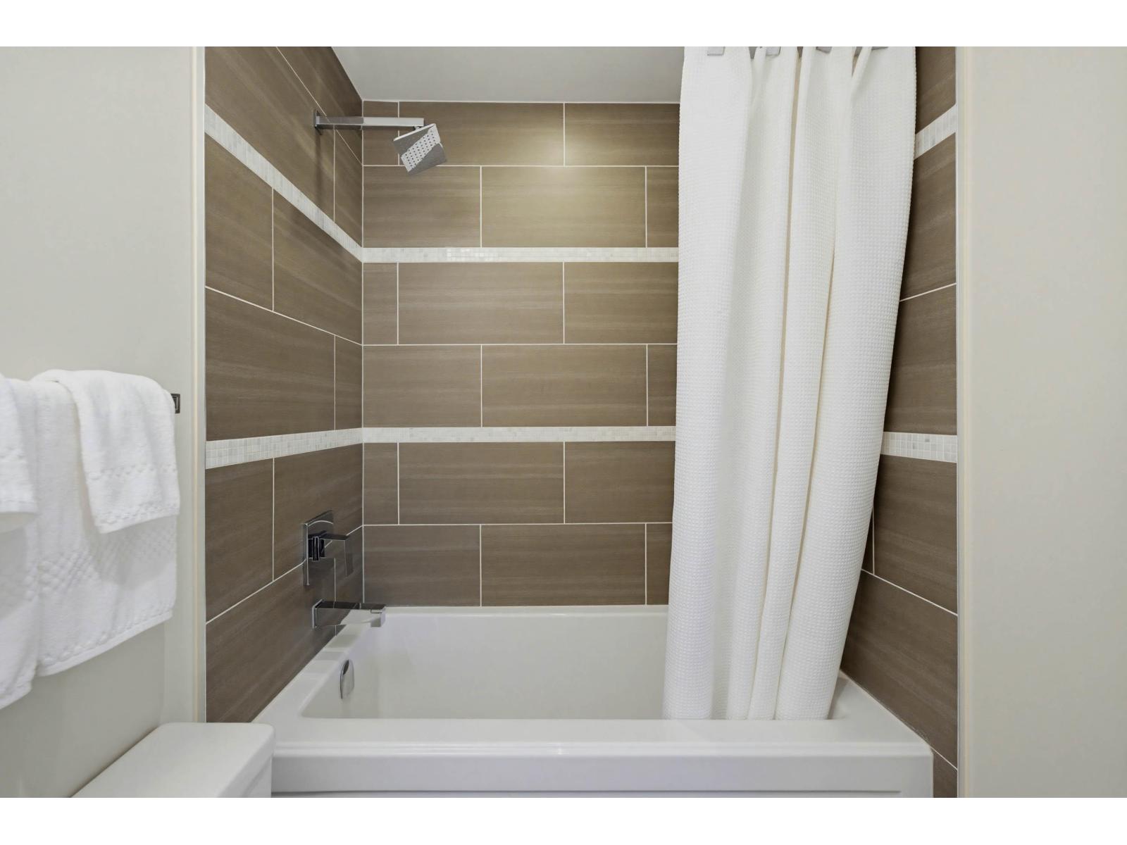 208 14855 THRIFT AVENUE, White Rock