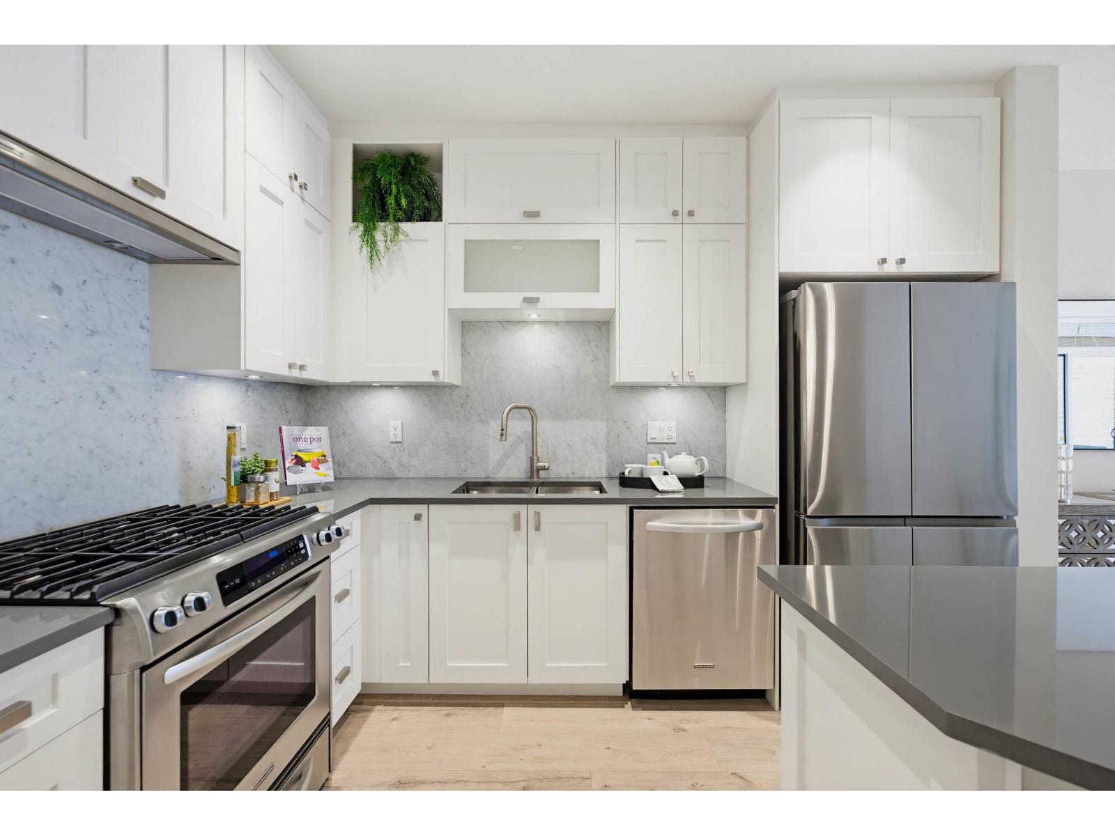 208 14855 THRIFT AVENUE, White Rock