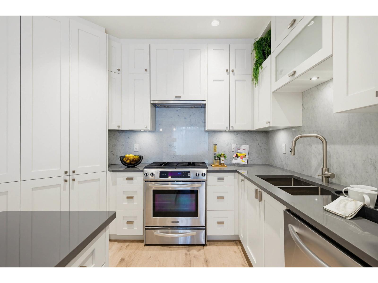 208 14855 THRIFT AVENUE, White Rock