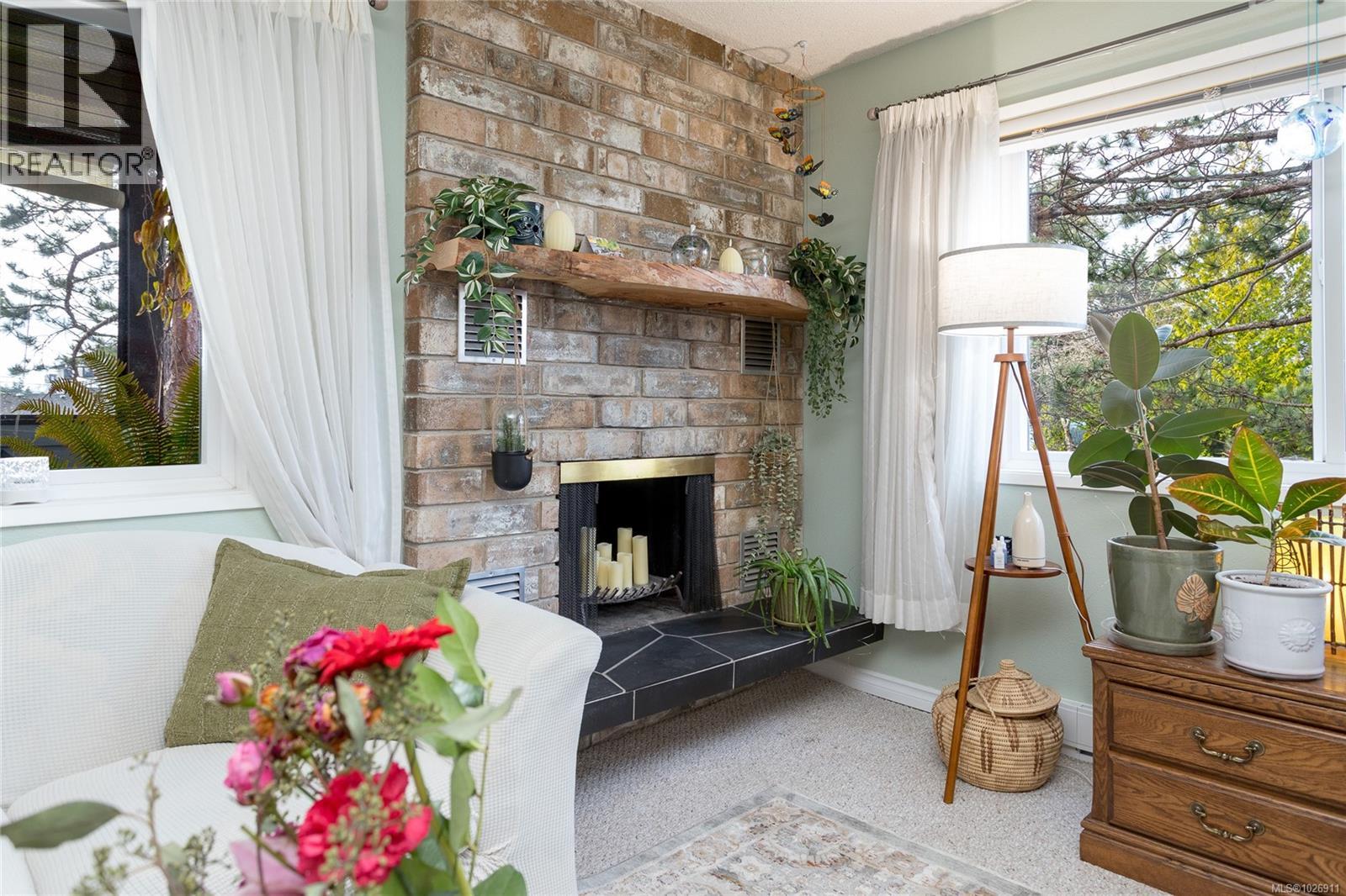 204 10160 Third Street, Sidney