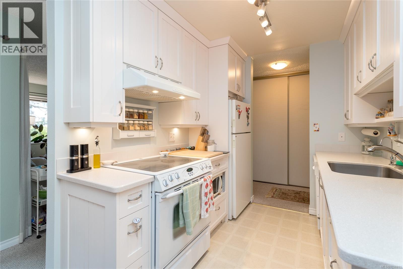 204 10160 Third Street, Sidney