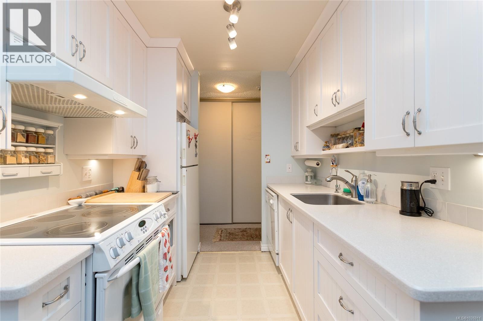 204 10160 Third Street, Sidney