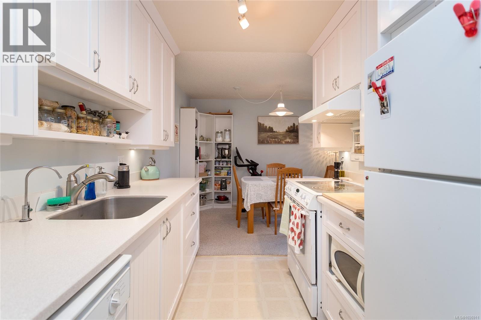 204 10160 Third Street, Sidney