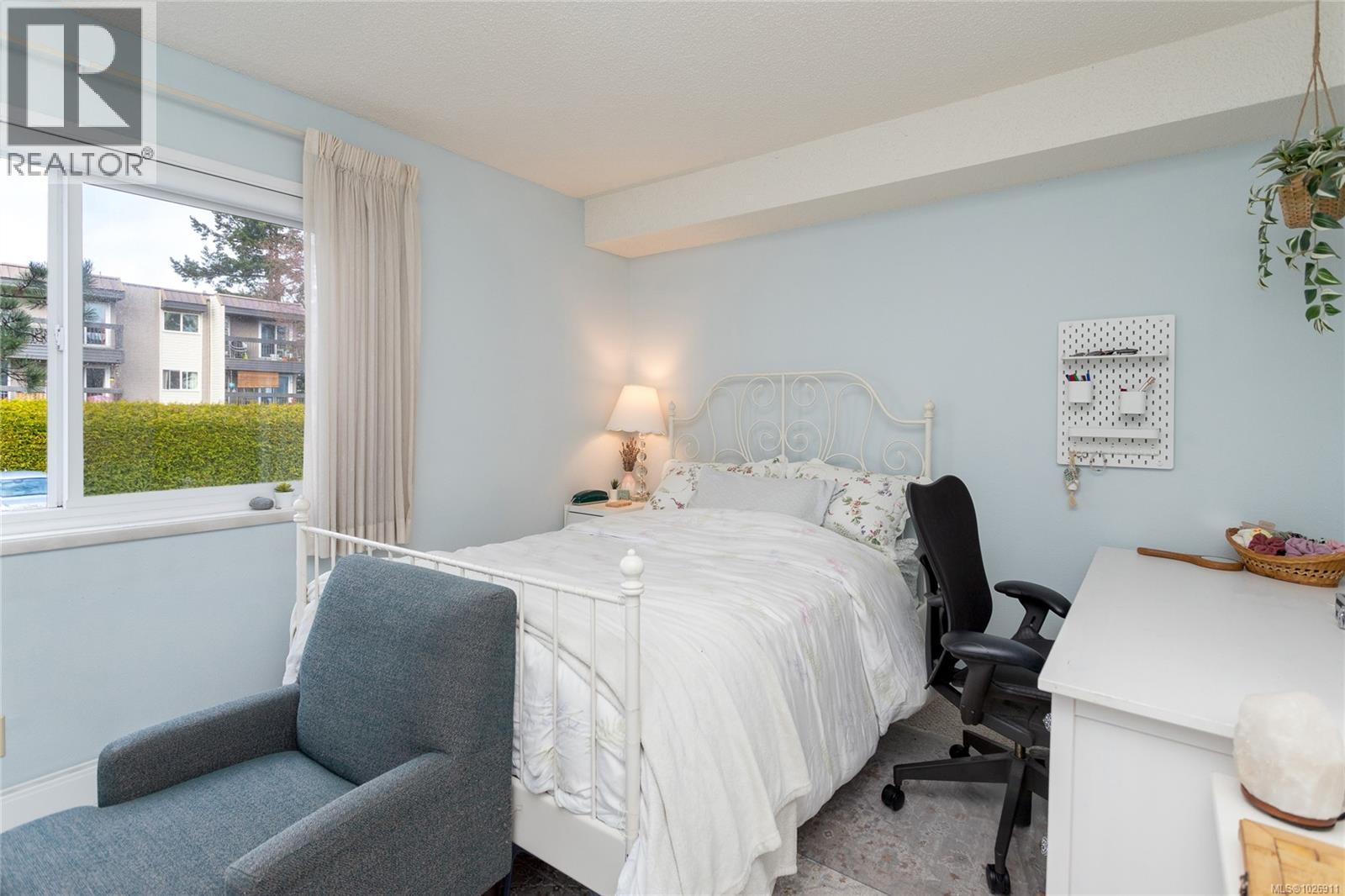 204 10160 Third Street, Sidney