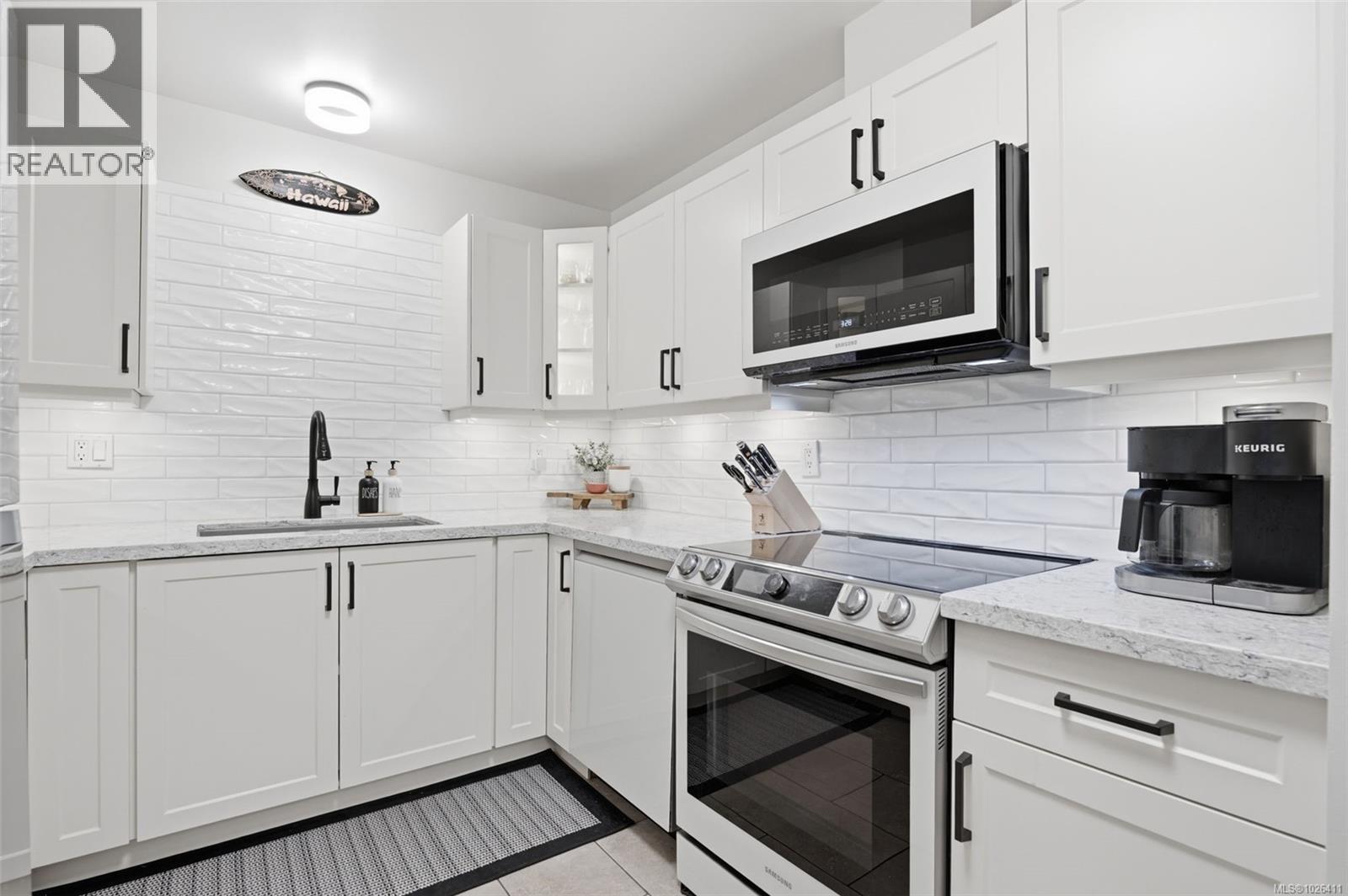 302 1121 Oscar Street, Victoria