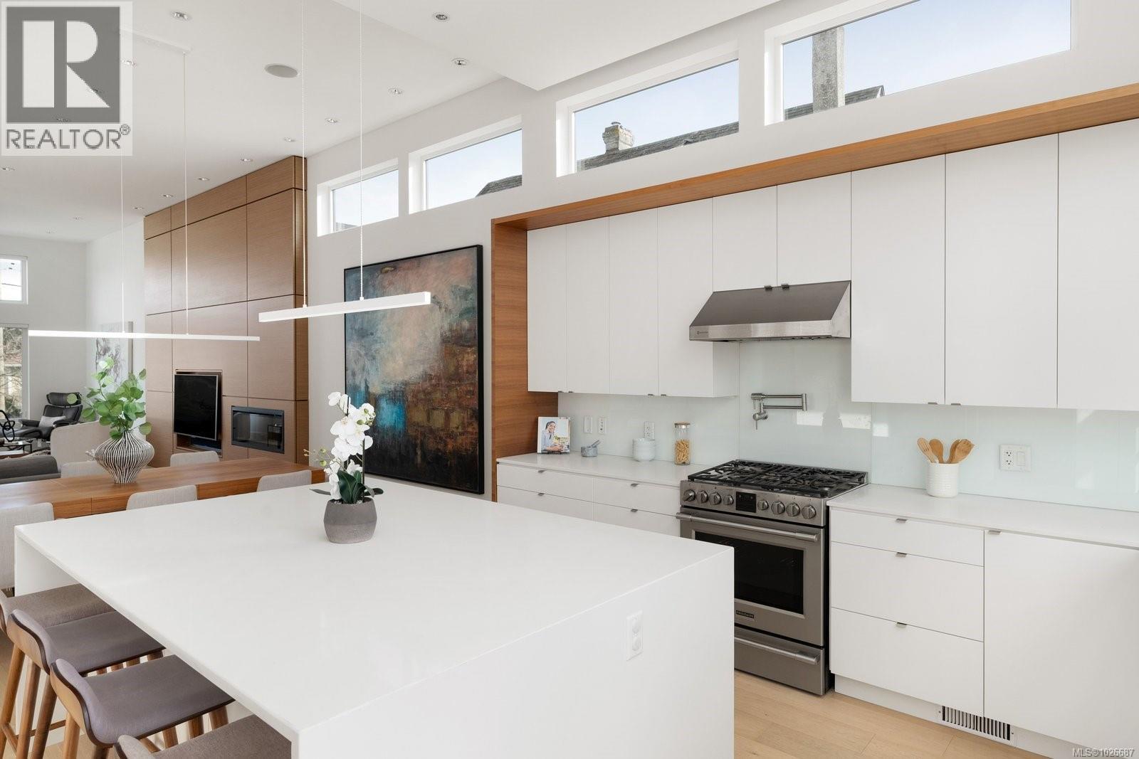  2318 Shakespeare Street, Victoria