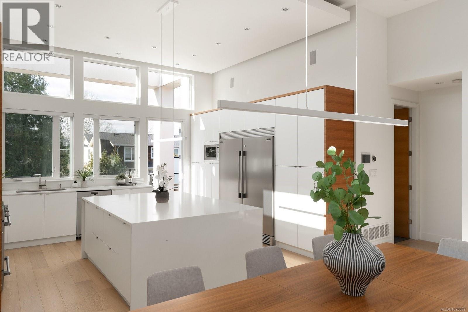  2318 Shakespeare Street, Victoria