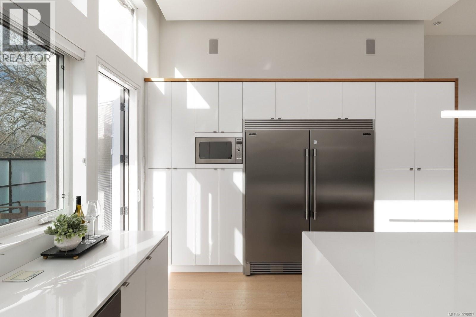  2318 Shakespeare Street, Victoria