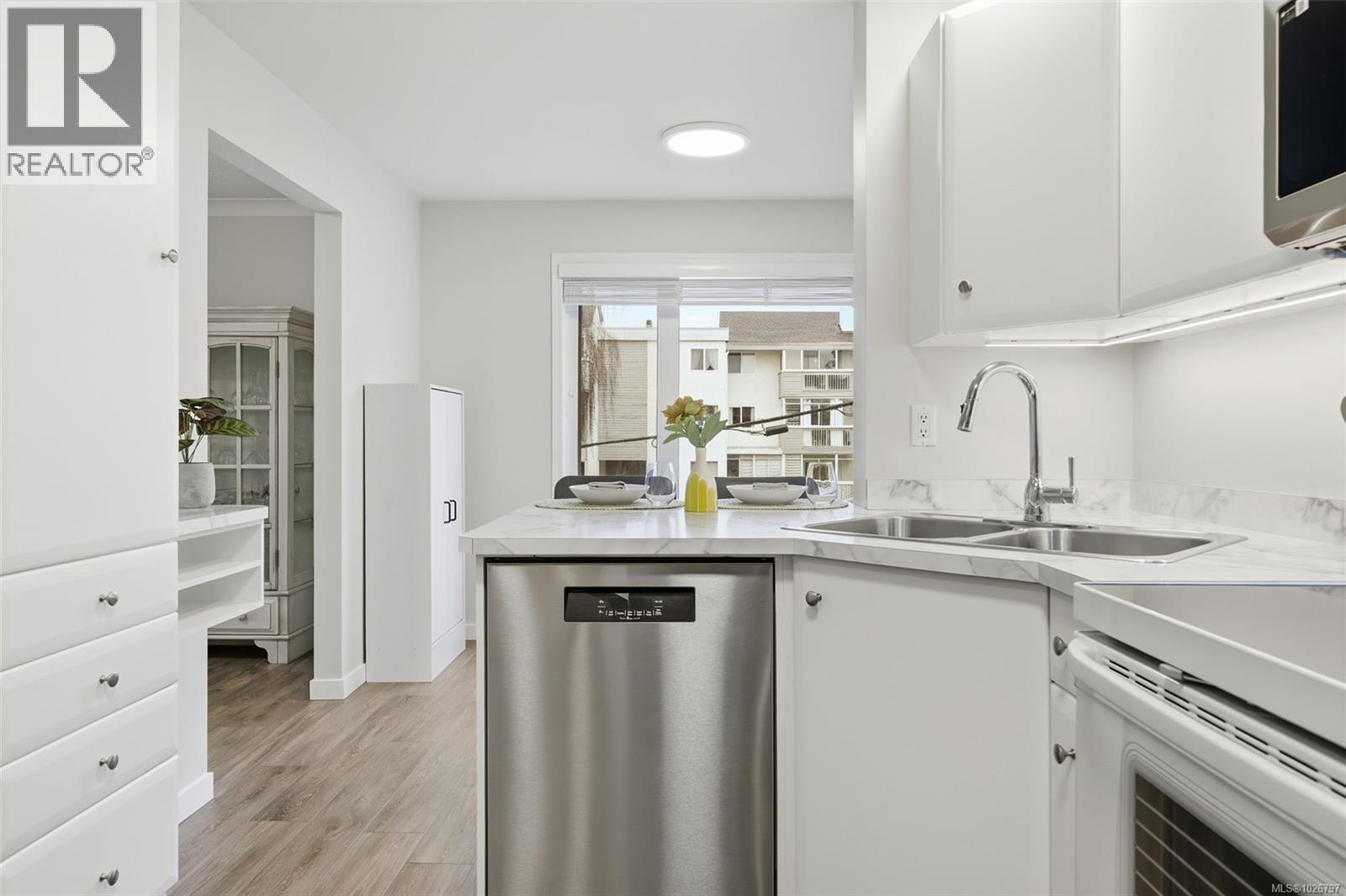 301 1121 Oscar Street, Victoria