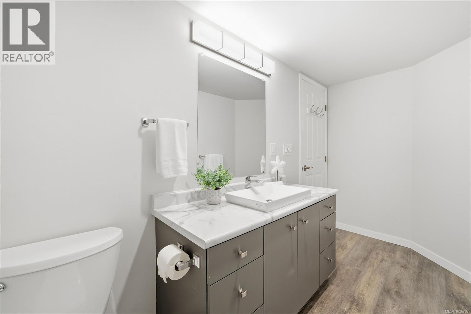 301 1121 Oscar Street, Victoria