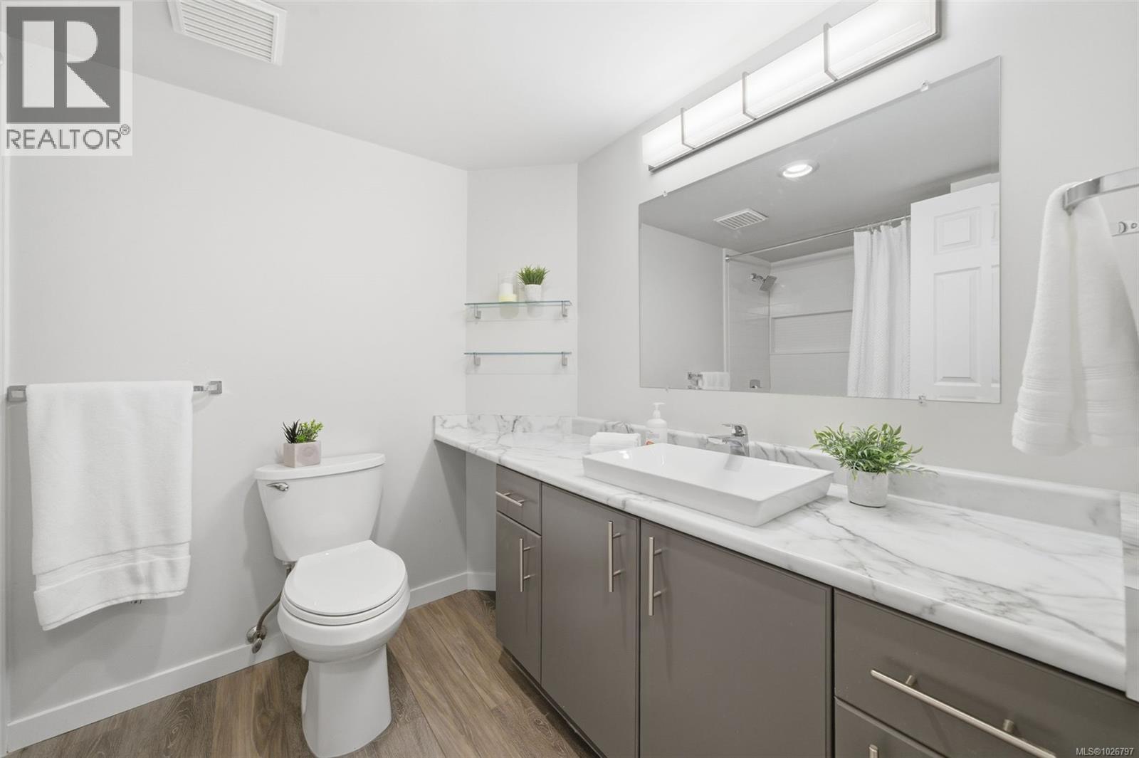 301 1121 Oscar Street, Victoria