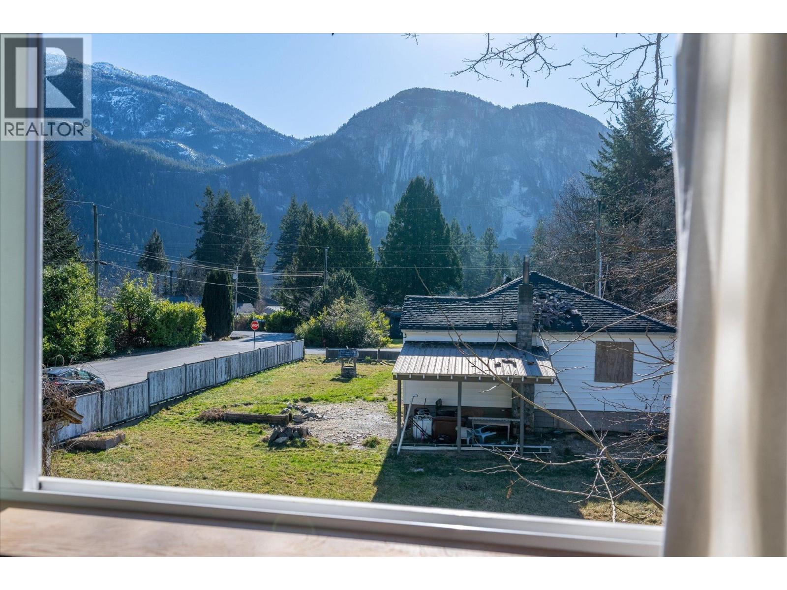 1045 NORTHRIDGE DRIVE, Squamish