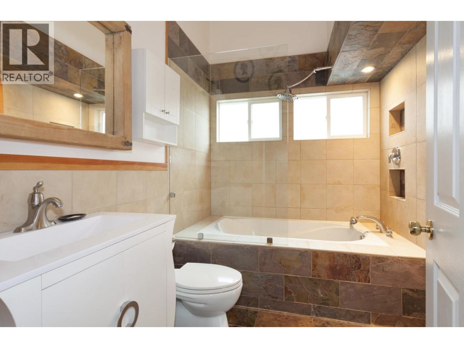 1045 NORTHRIDGE DRIVE, Squamish